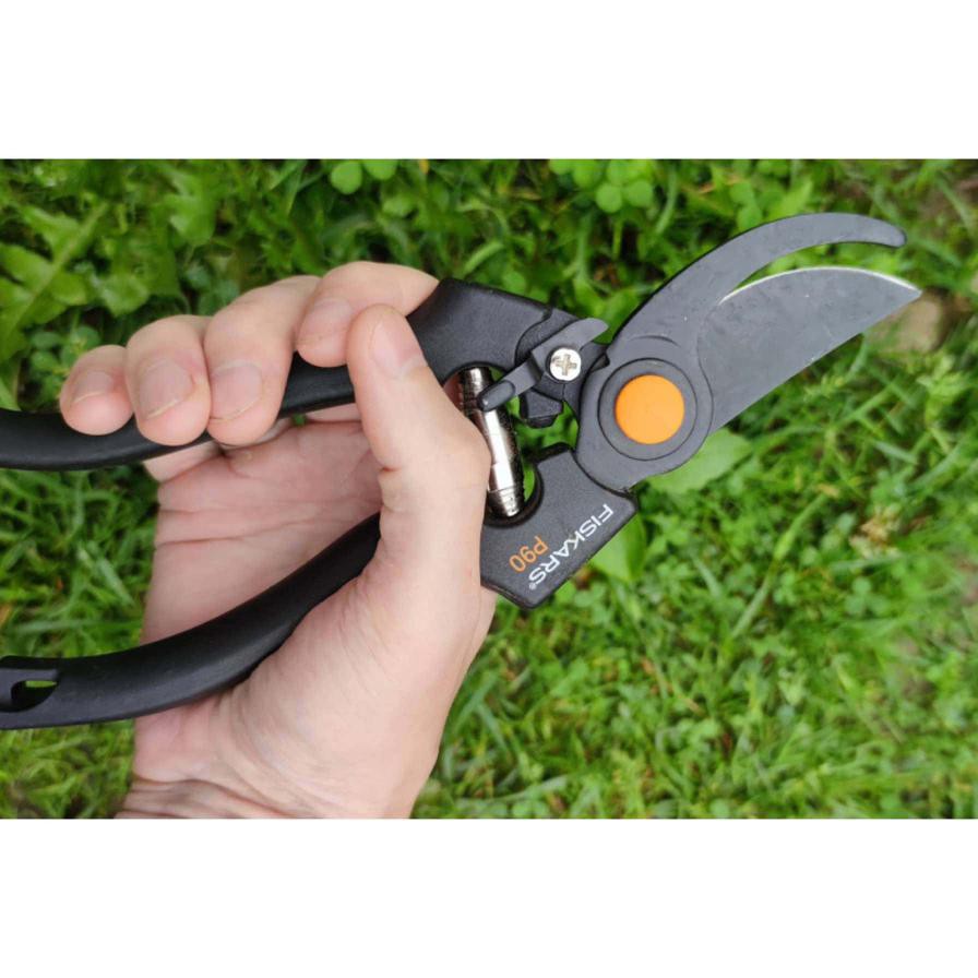 Fiskars 141960210 Garden Pro Pruner (23 cm, Black)