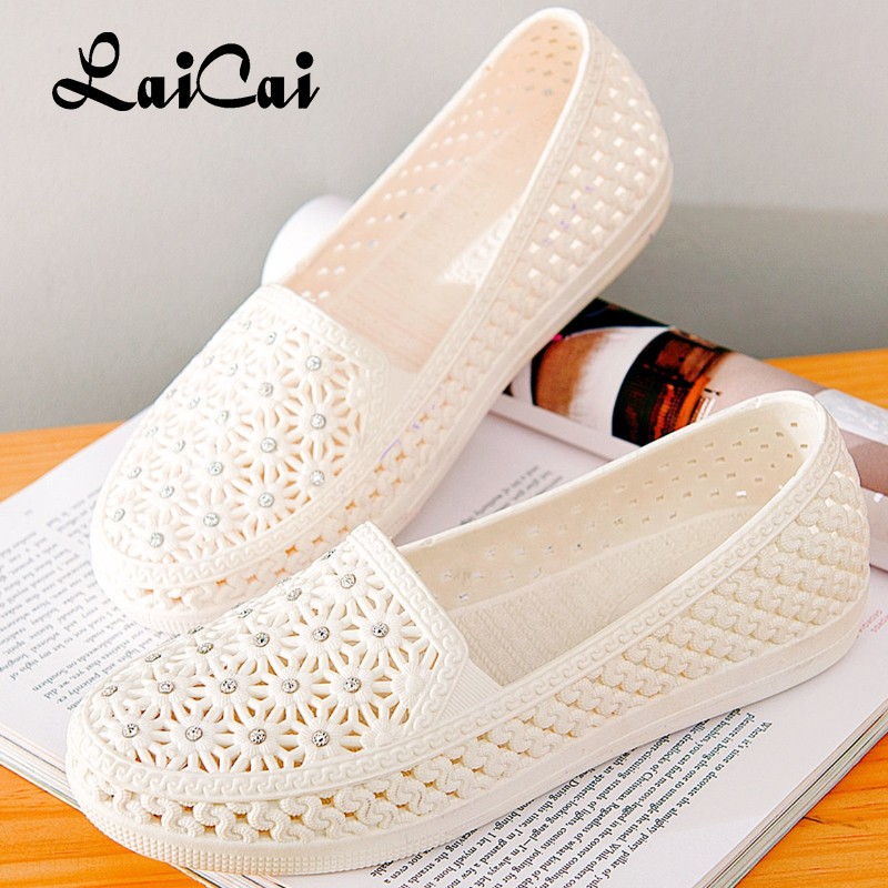 Summer waterproof hollow-out breathable low-cut sandals nursing shoes women's hole shoes mother shoes beach shoes white sandals