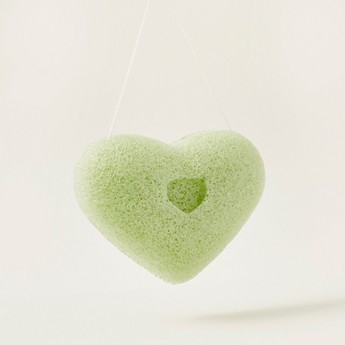 إسفنجة استحمام كونجاك بالشاي الأخضر وتصميم قلب من بيبي كير
