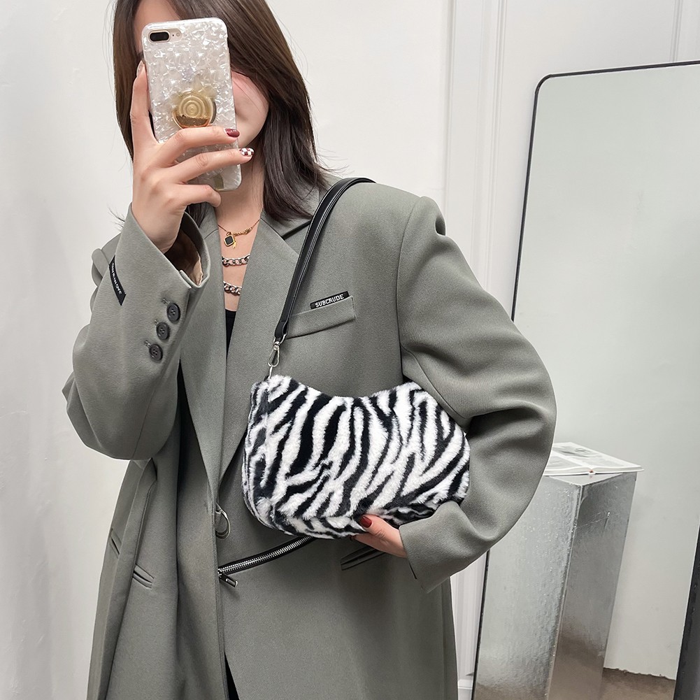 Women Fashion Winter Love Heart Print Underarm Bags Leopard Zebra Pattern Shoulder Bags Female Soft Plush Warm Fluffy Tote Bags