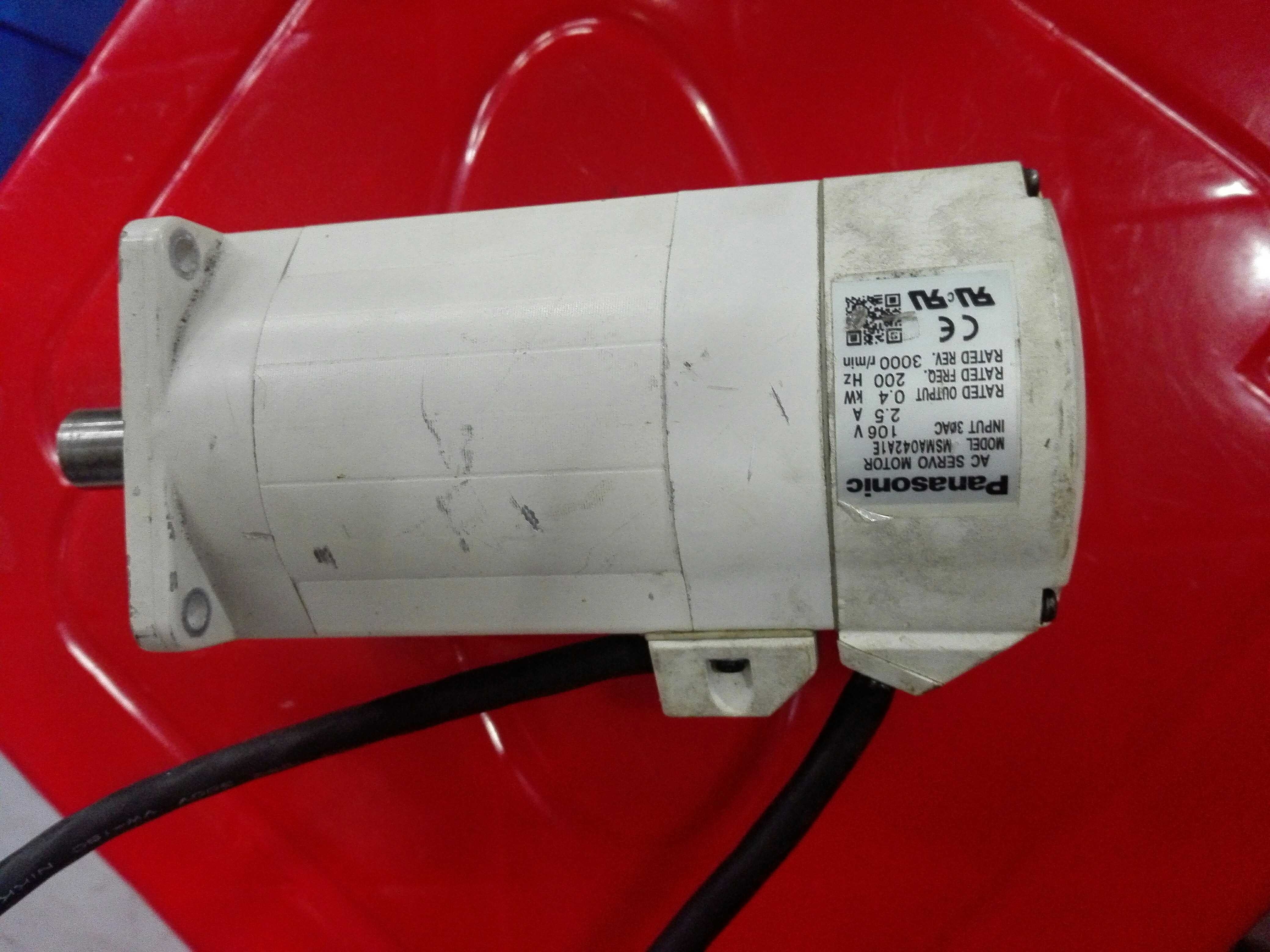 MSMA042A1E servo motor, used in good condition. 80% New Look, Good Work, Free Shipping