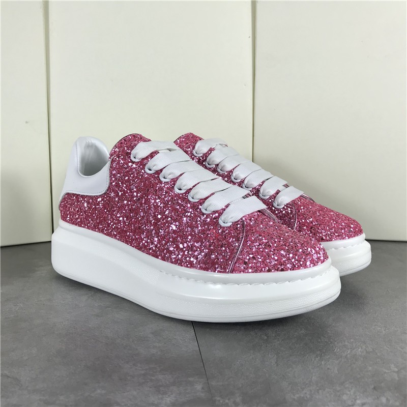 The new sneakers are covered with sequins and lace, the raw black is very bright and charming, merging s cool