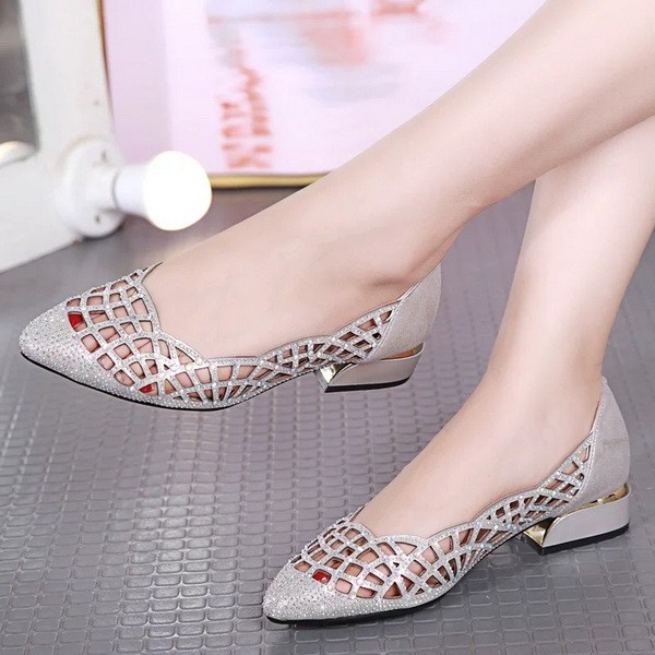 Fashionable new flat shoes for women