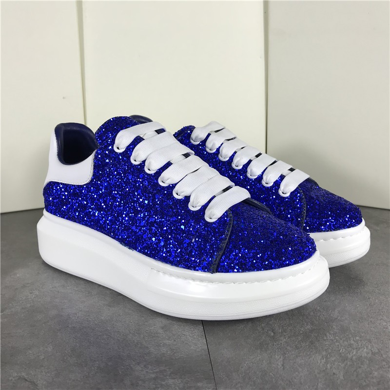 The new sneakers are covered with sequins and lace, the raw black is very bright and charming, merging s cool