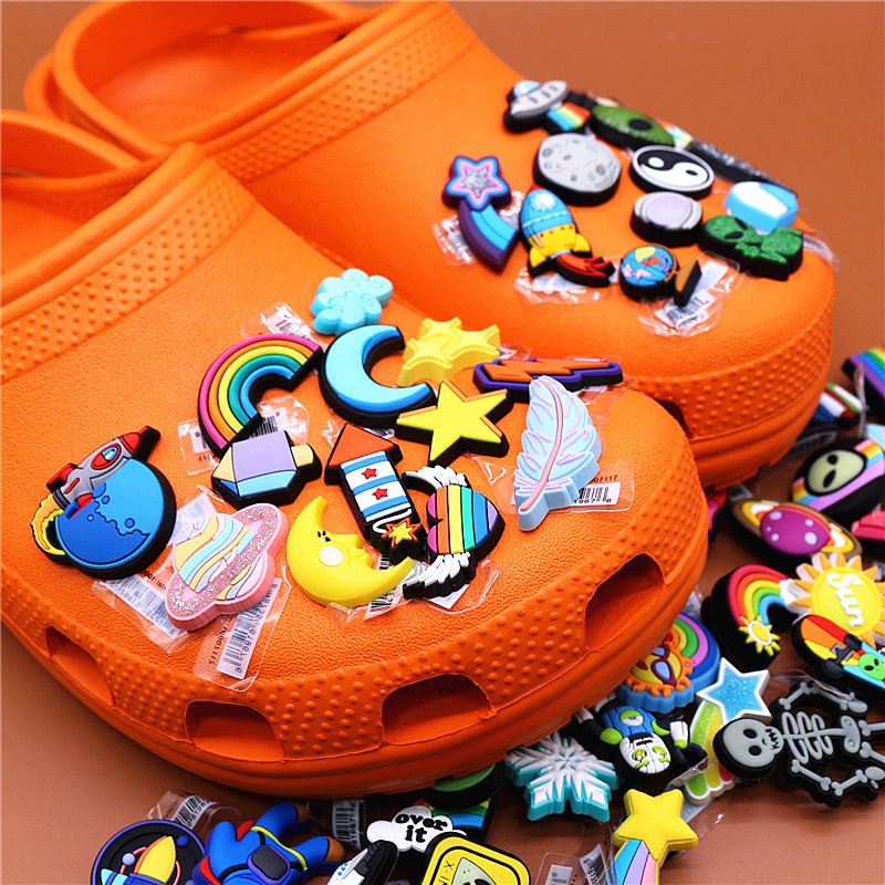 Original Space Alien Designer Shoe Charms 5pcs/lot Croc Buckle Luxury Accessories Rainbow Sun Clog Dog Jewelry Decorations Jibz