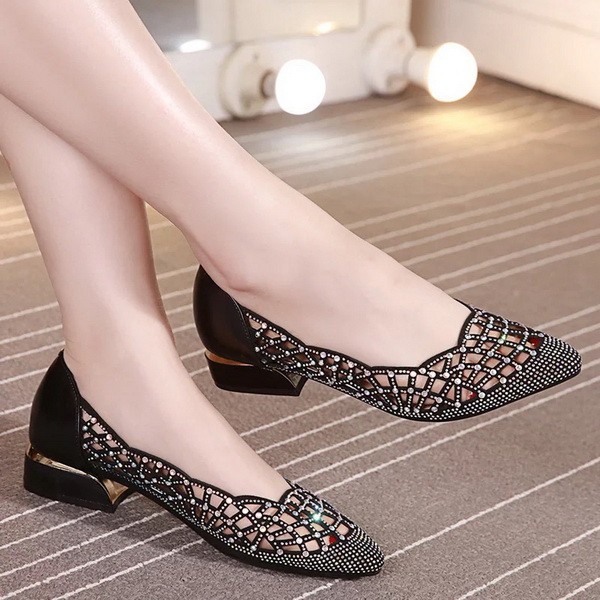 Fashionable new flat shoes for women