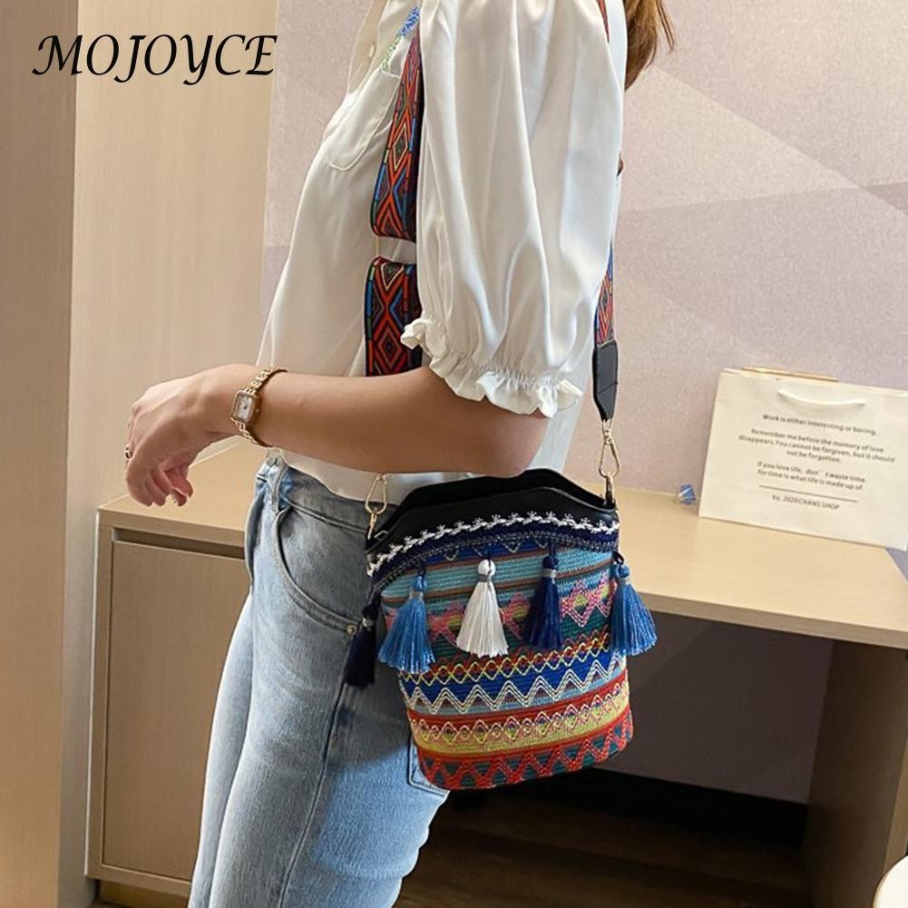 Ethnic Women's Shoulder Bag Crossbody Bag Tassel Knit Small Bucket Handbags Fashion Simple Luxury Design Female Bag Underarm Bags