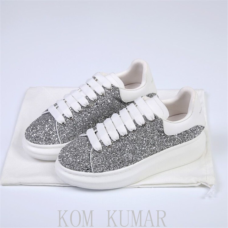 The new sneakers are covered with sequins and lace, the raw black is very bright and charming, merging s cool