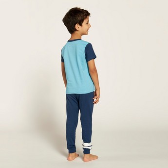 Juniors Graphic Print T-shirt and Printed Pyjama Set