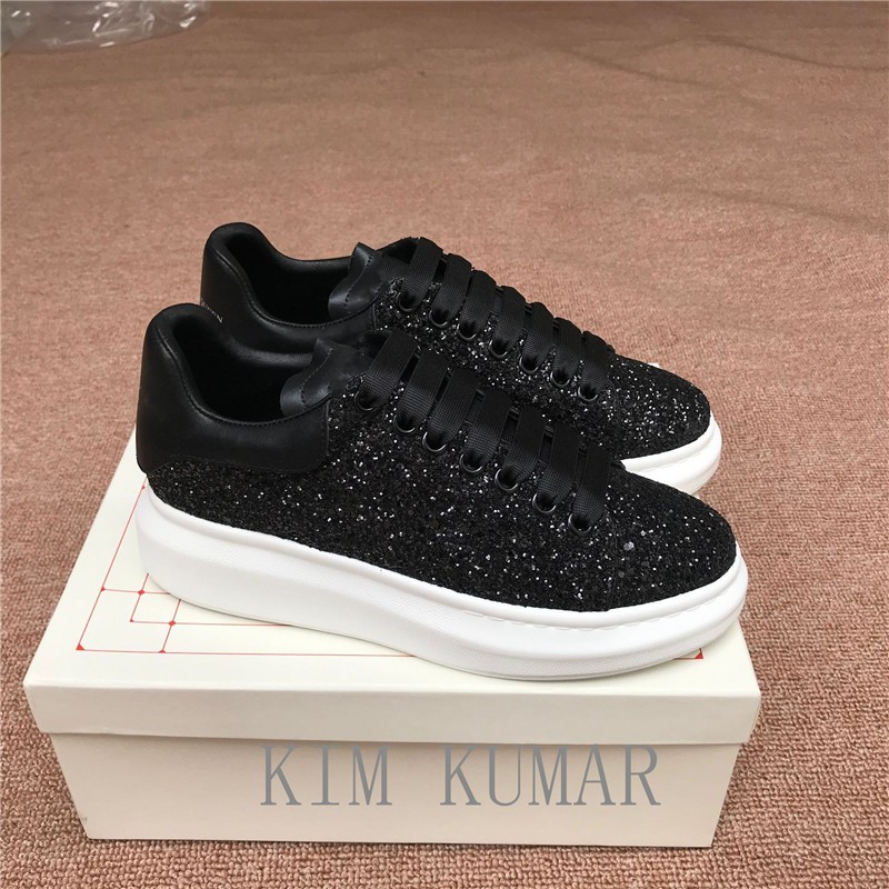 The new sneakers are covered with sequins and lace, the raw black is very bright and charming, merging s cool