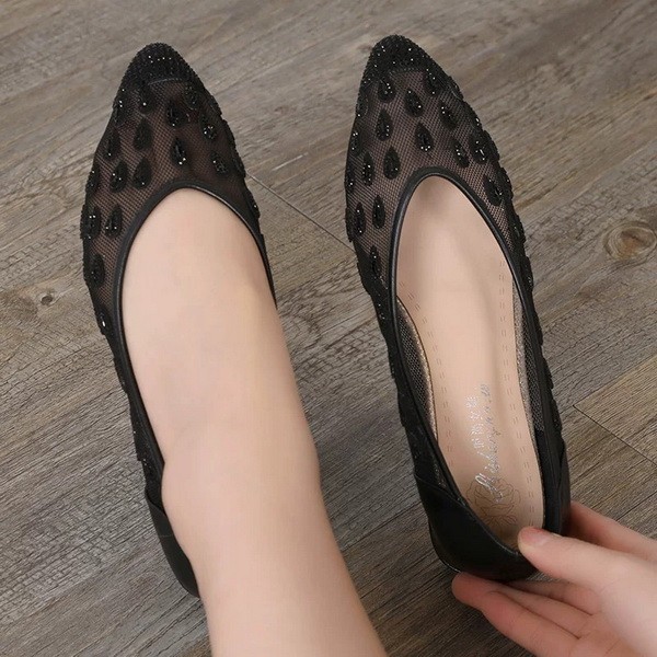 Fashionable new flat shoes for women