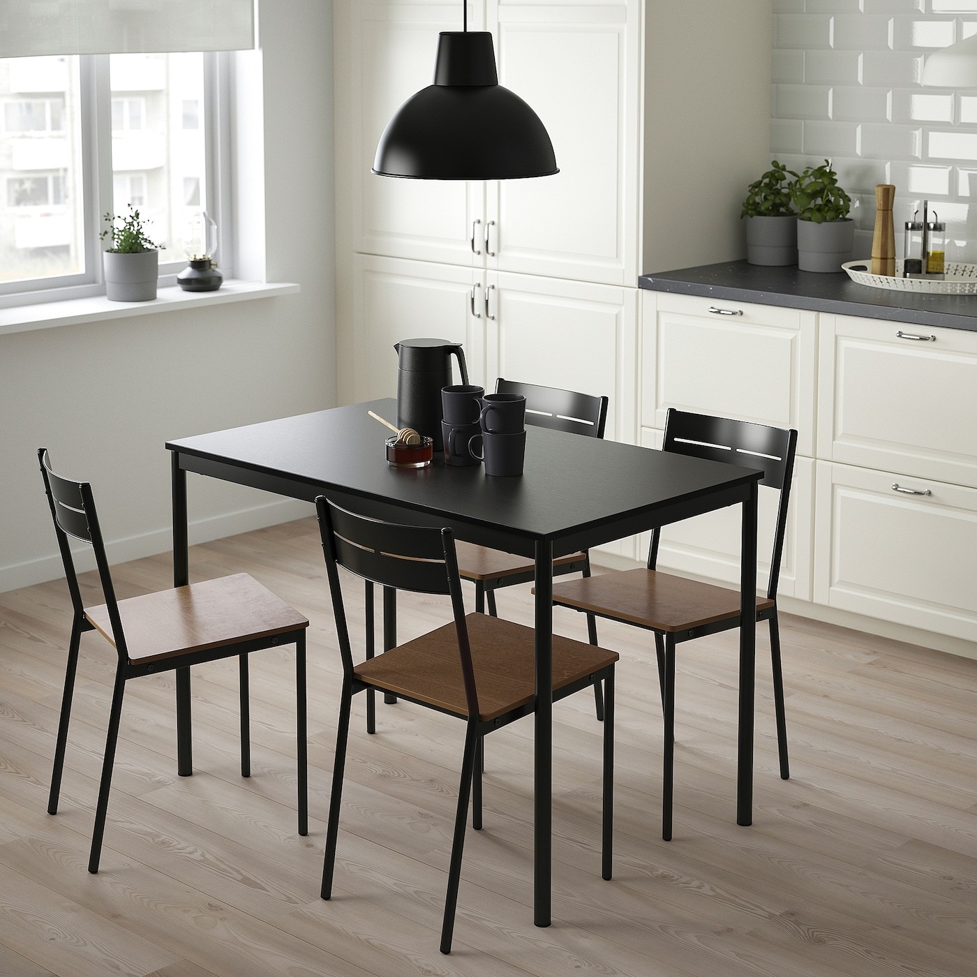 SANDSBERG / SANDSBERG Table and 4 chairs