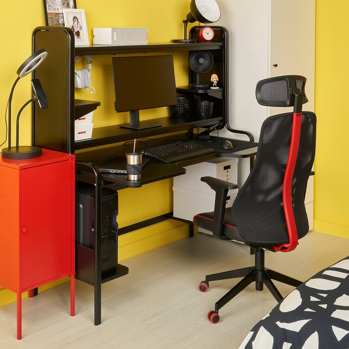 FREDDE / MATCHSPEL Gaming desk and chair