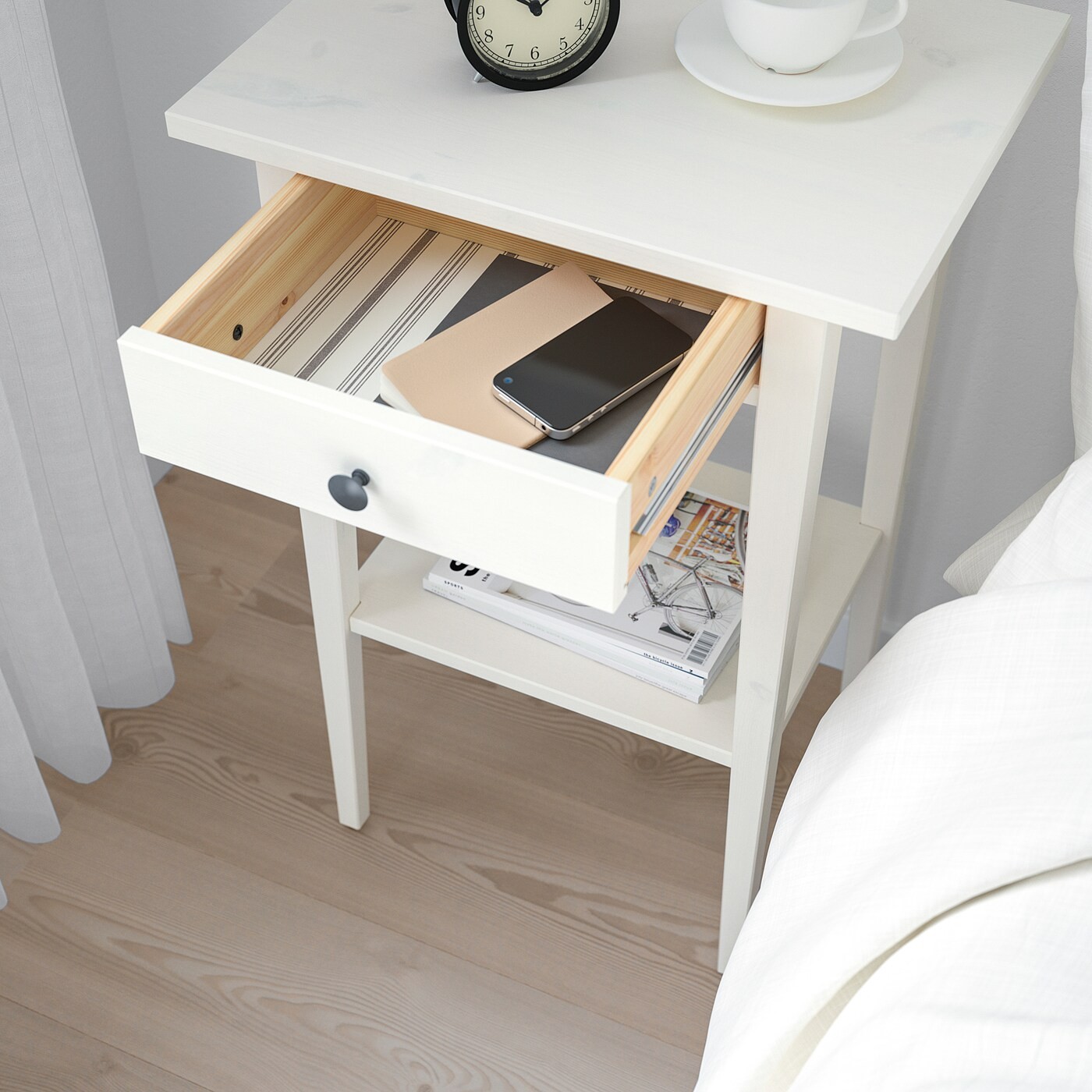 HEMNES طاولة سرير جانبية