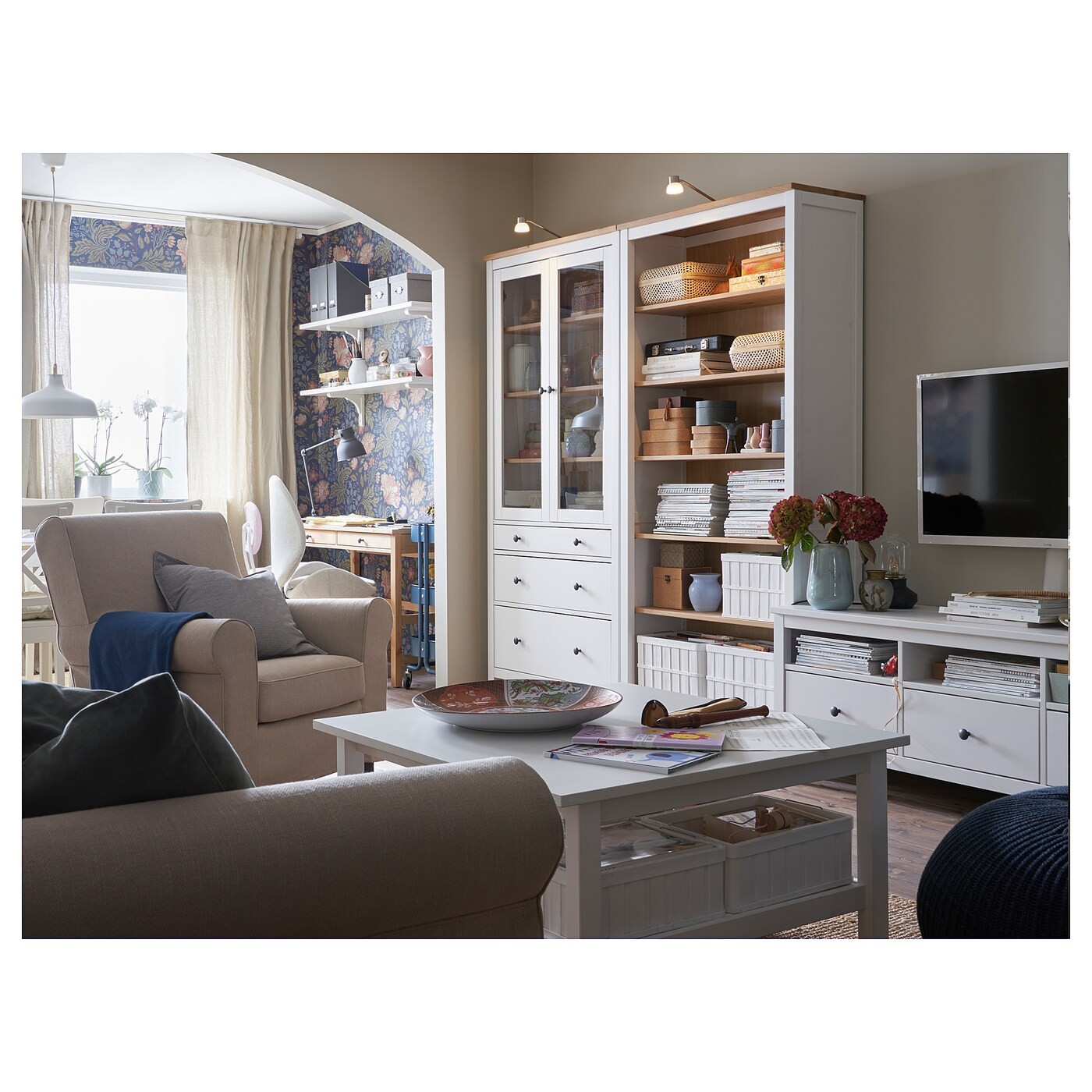 HEMNES مكتبة