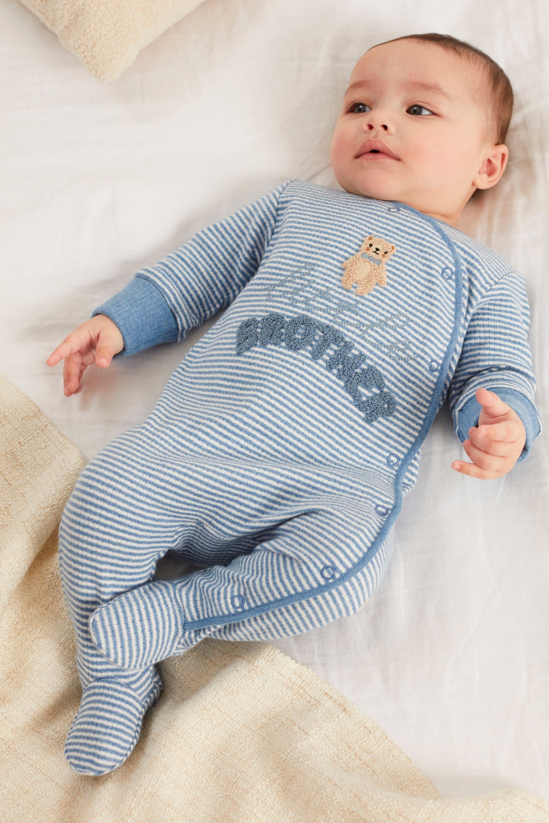 Bear Family Single Sleepsuit (0-2yrs)