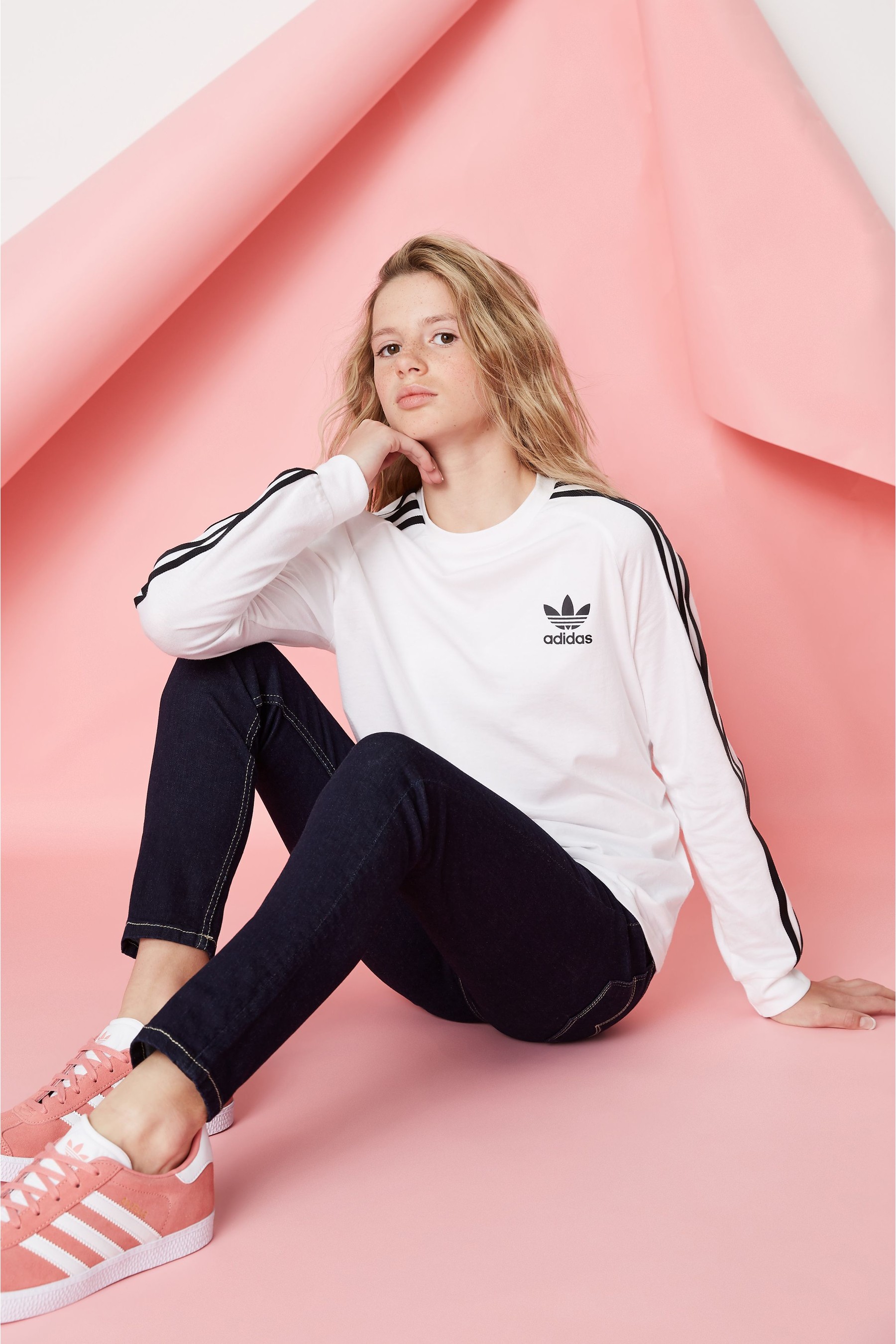 تي شيرت أبيض بأكمام طويلة من adidas Originals