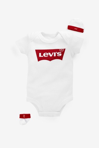 طقم قبعة وبذلة وجوارب من Levi's® Kids بيضاء كلاسيكية للأطفال الرضع بتصميم جناح الخفاش