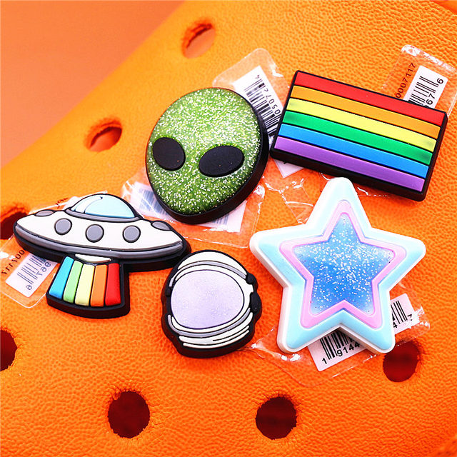 Original Space Alien Designer Shoe Charms 5pcs/lot Croc Buckle Luxury Accessories Rainbow Sun Clog Dog Jewelry Decorations Jibz