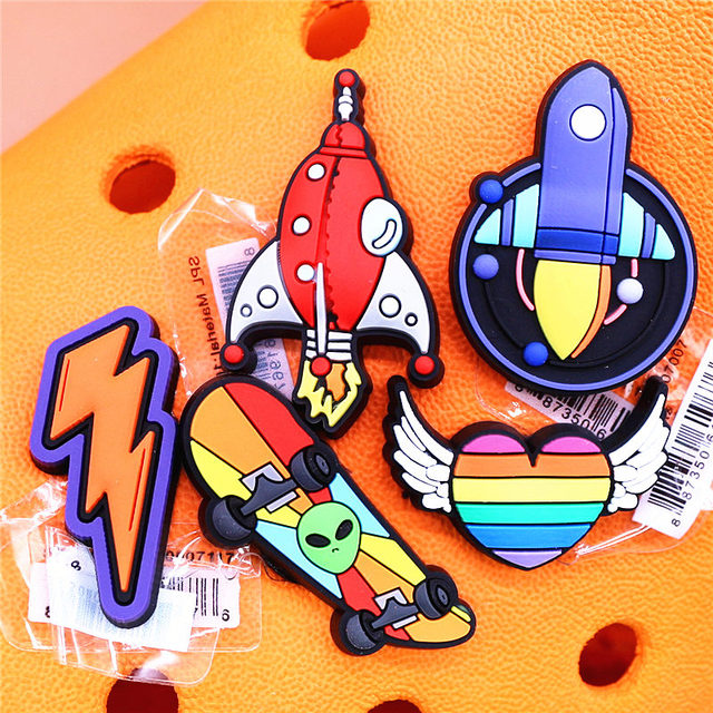 Original Space Alien Designer Shoe Charms 5pcs/lot Croc Buckle Luxury Accessories Rainbow Sun Clog Dog Jewelry Decorations Jibz