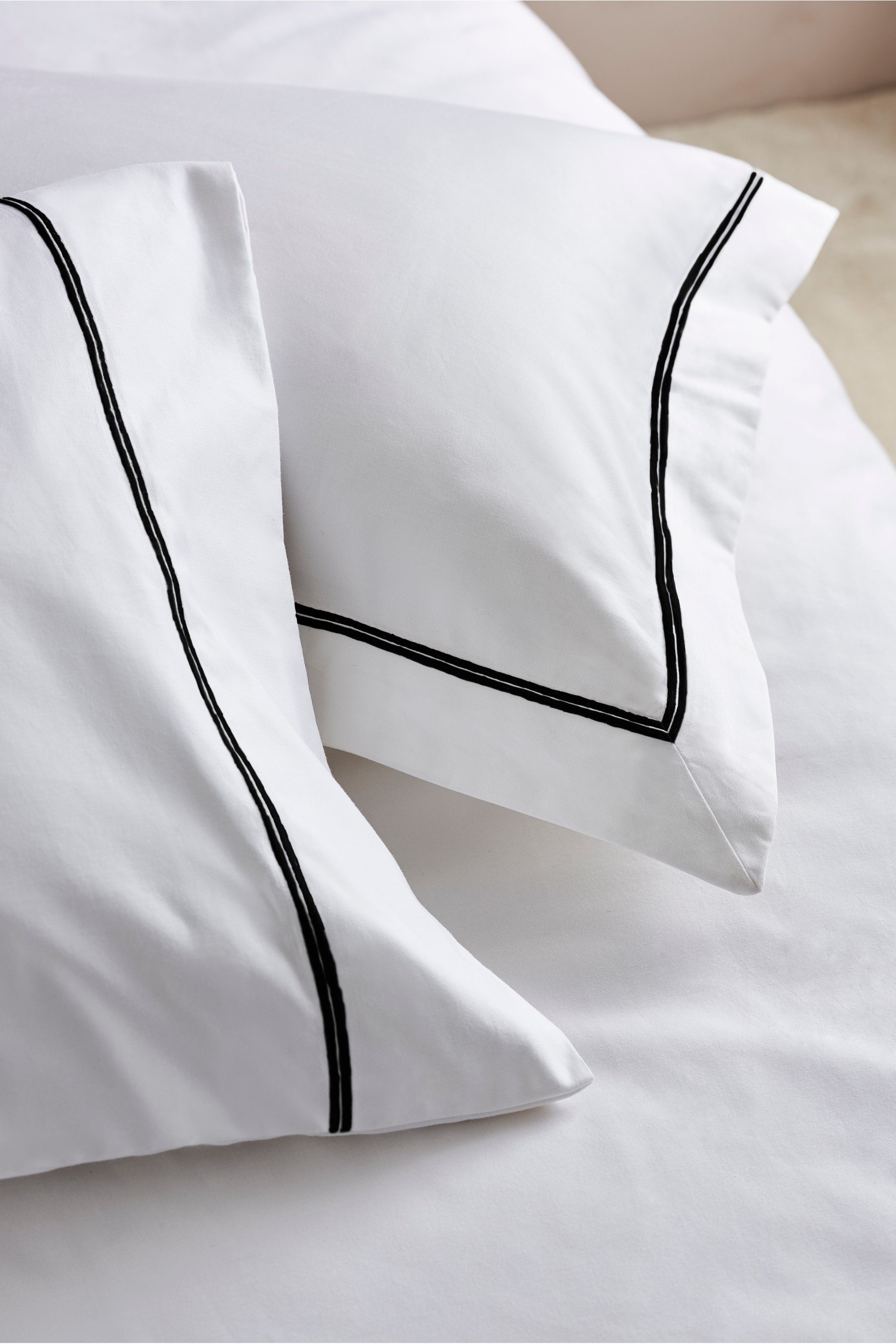 600 Thread Count 100% Cotton Sateen Collection Luxe Duvet Cover and Pillowcase Set
