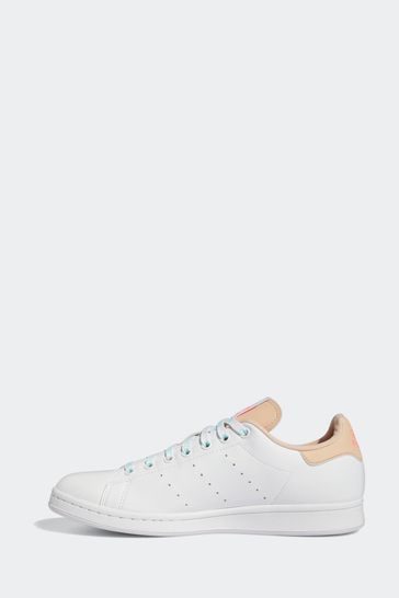 حذاء رياضي أبيض Stan Smith من adidas Originals للنساء