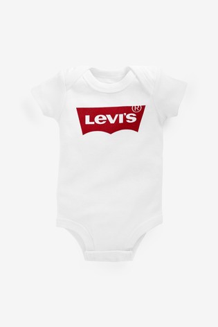 طقم قبعة وبذلة وجوارب من Levi's® Kids بيضاء كلاسيكية للأطفال الرضع بتصميم جناح الخفاش