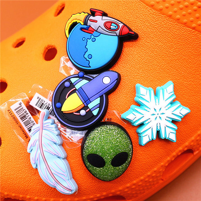 Original Space Alien Designer Shoe Charms 5pcs/lot Croc Buckle Luxury Accessories Rainbow Sun Clog Dog Jewelry Decorations Jibz