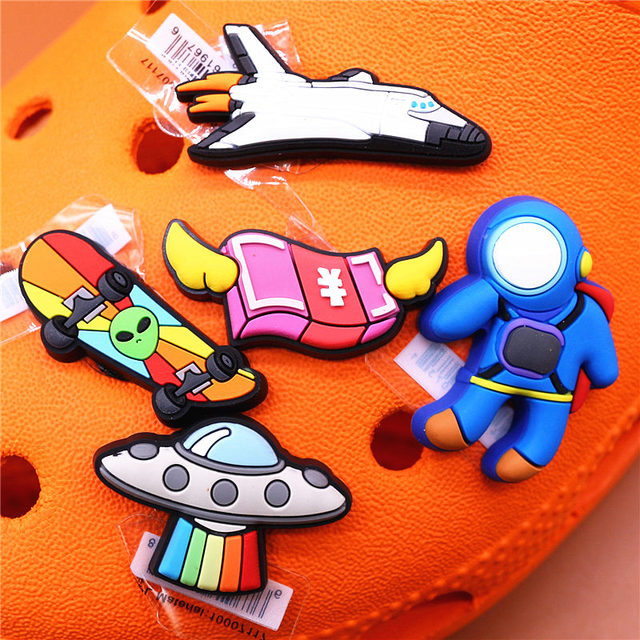 Original Space Alien Designer Shoe Charms 5pcs/lot Croc Buckle Luxury Accessories Rainbow Sun Clog Dog Jewelry Decorations Jibz