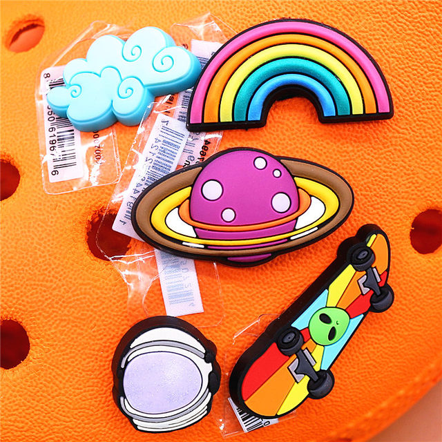 Original Space Alien Designer Shoe Charms 5pcs/lot Croc Buckle Luxury Accessories Rainbow Sun Clog Dog Jewelry Decorations Jibz