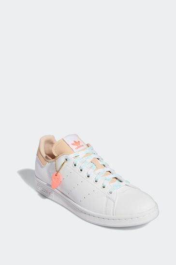 حذاء رياضي أبيض Stan Smith من adidas Originals للنساء