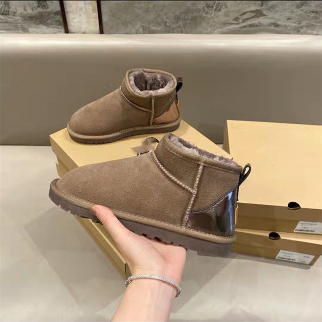 Snow boots women's autumn and winter 2022 new short tube sheepskin wool single non-slip large size wild warm couple cotton shoes