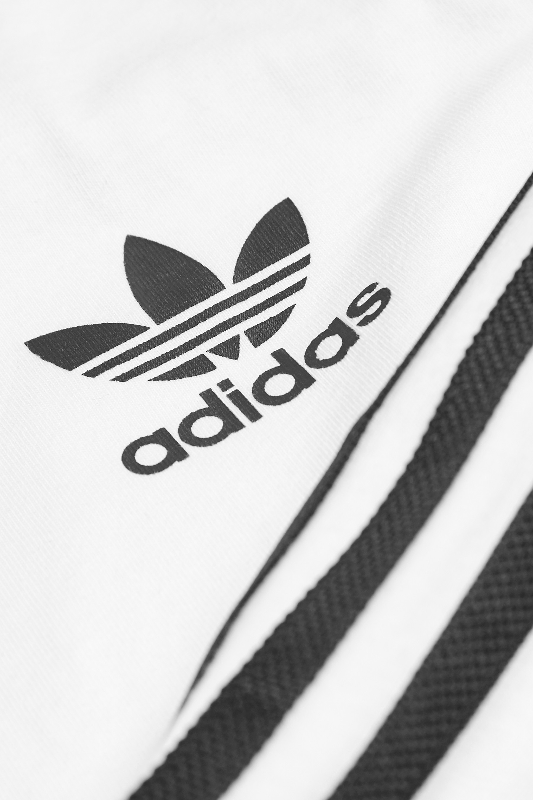 تي شيرت أبيض بأكمام طويلة من adidas Originals