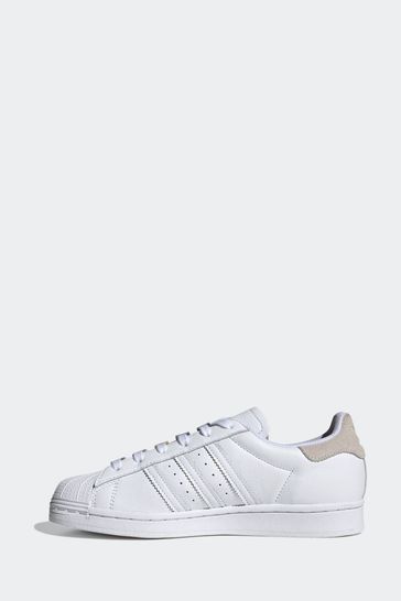 حذاء رياضي أبيض سوبر ستار من adidas للنساء