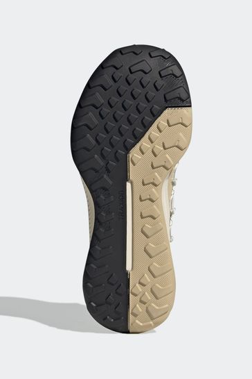 حذاء السفر أبيض Terrex Voyager 21 من Adidas