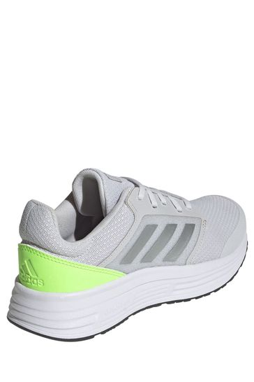 حذاء رياضي أبيض جالاكسي 5 من adidas