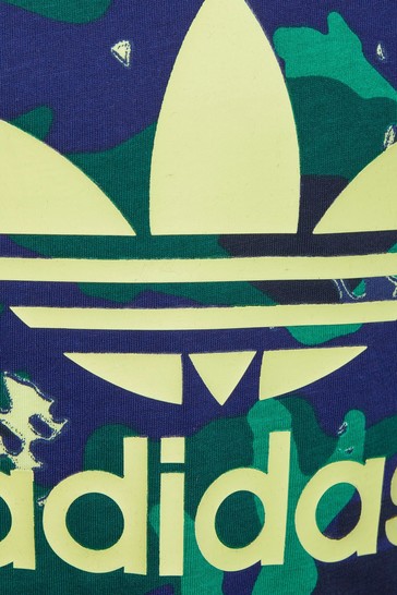 طقم شورت وتي شيرت مطبوع بالكامل للأطفال الصغار من adidas Originals