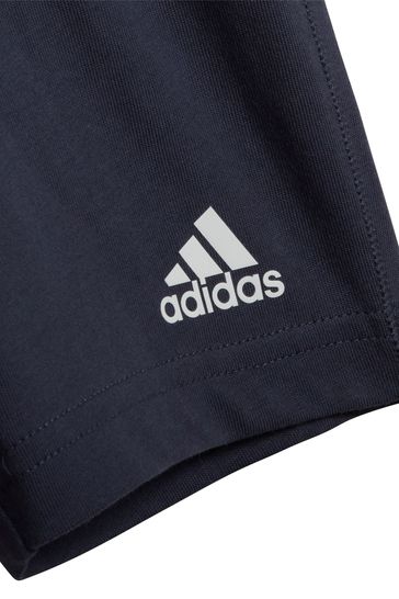 طقم تي شيرت كحلي وشورت للأطفال الصغار من adidas