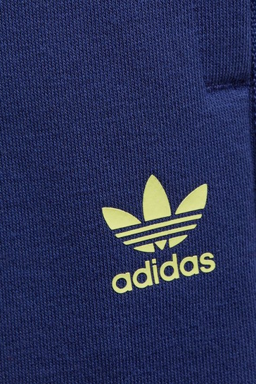 طقم شورت وتي شيرت مطبوع بالكامل للأطفال الصغار من adidas Originals