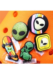 Original Space Alien Designer Shoe Charms 5pcs/lot Croc Buckle Luxury Accessories Rainbow Sun Clog Dog Jewelry Decorations Jibz