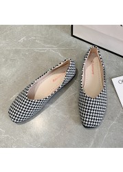 2022 single shoes Korean fashion plaid women's shoes retro square heel bean shoes shallow mouth women's shoes