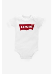 طقم قبعة وبذلة وجوارب من Levi's® Kids بيضاء كلاسيكية للأطفال الرضع بتصميم جناح الخفاش