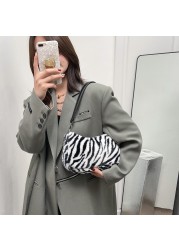 Women Fashion Winter Love Heart Print Underarm Bags Leopard Zebra Pattern Shoulder Bags Female Soft Plush Warm Fluffy Tote Bags