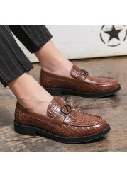 2021 Spring New Crocodile Pattern PU Leather Leather Shoes Casual Flat England Men Dress Shoes Pointed Toe Fashion Overs