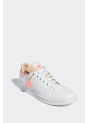 حذاء رياضي أبيض Stan Smith من adidas Originals للنساء